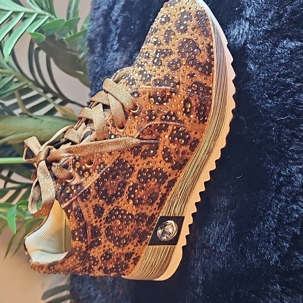 Brown Platform Sneakers with Floral Star Pattern - Picture 6 of 9